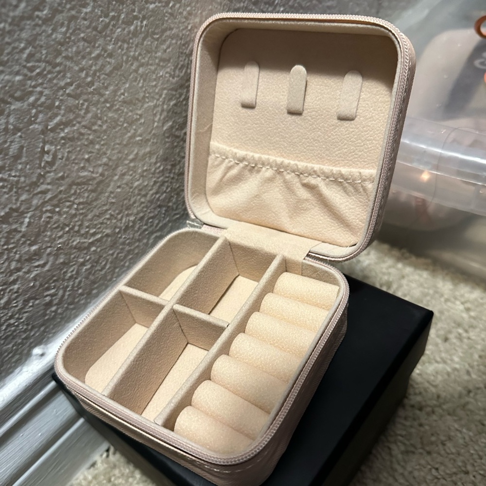 Small blush jewelry case